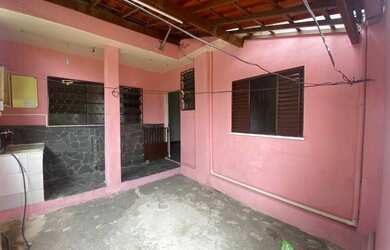 Imagem: A casa possui 2 Dormitórios, 1 Banheiro e está localizado