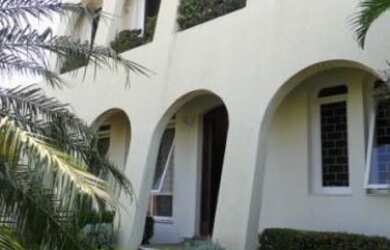 Imagem: A casa possui 2 Dormitórios, 3 Banheiros, 4 Vagas na garagem