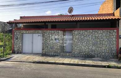 Imagem: A casa possui 3 Dormitórios, 2 Banheiros e 1 Vaga na garagem