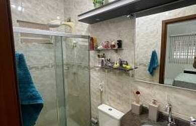 Imagem: A casa possui 2 Dormitórios, 2 Banheiros, 2 Vagas na garagem