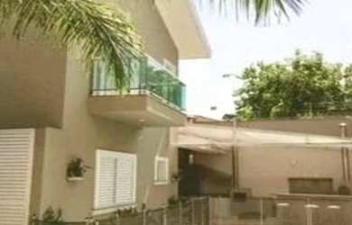 Imagem: A casa possui 4 Dormitórios, 4 Banheiros, 5 Vagas na garagem