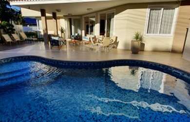 Imagem: A casa possui 4 Dormitórios, 1 Banheiro, 4 Vagas na garagem