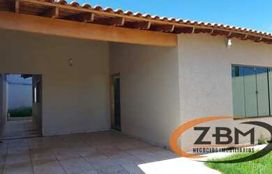 Imagem: A casa possui 3 Dormitórios, 2 Banheiros, 2 Vagas na garagem