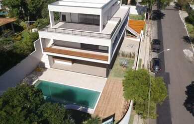 Imagem: A casa possui 5 Dormitórios, 5 Banheiros, 5 Vagas na garagem