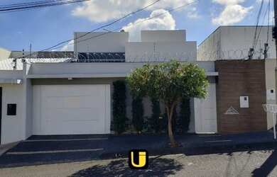 Imagem: A casa possui 3 Dormitórios, 4 Banheiros, 3 Vagas na garagem