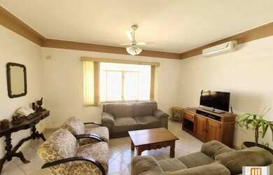 Imagem: O depósito possui 2 Vagas na garagem, 130m² de Área e está