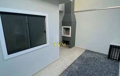 Imagem: A casa possui 3 Dormitórios, 2 Banheiros, 2 Vagas na garagem