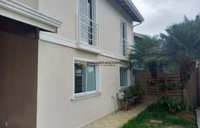 Imagem: A casa possui 3 Dormitórios, 1 Banheiro, 5 Vagas na garagem