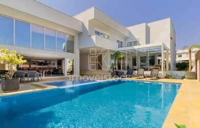 Imagem: A casa em condomínio possui 4 Dormitórios, 4 Banheiros, 985m²