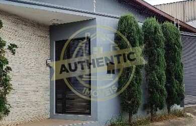 Imagem: A casa possui 3 Dormitórios, 2 Banheiros, 5 Vagas na garagem