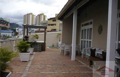 Imagem: A casa possui 4 Dormitórios, 4 Banheiros, 4 Vagas na garagem