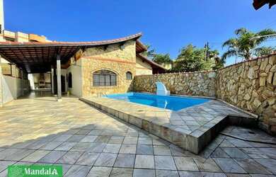 Imagem: A casa possui 3 Dormitórios, 3 Banheiros, 4 Vagas na garagem