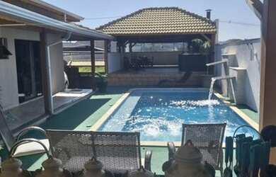 Imagem: A casa possui 3 Dormitórios, 3 Banheiros, 1 Vaga na garagem