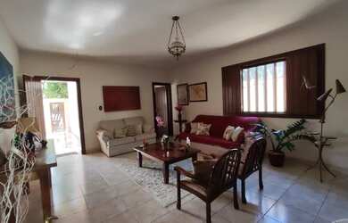 Imagem: A casa possui 4 Dormitórios, 3 Banheiros, 2 Vagas na garagem