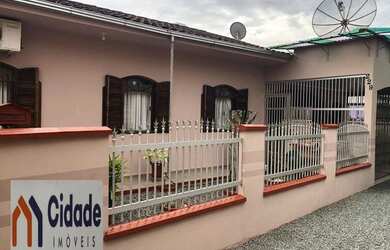 Imagem: A casa possui 3 Dormitórios, 2 Banheiros, 2 Vagas na garagem