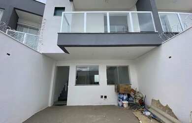 Imagem: A casa possui 3 Dormitórios, 4 Banheiros, 2 Vagas na garagem