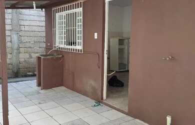 Imagem: A casa possui 3 Dormitórios, 2 Banheiros, 4 Vagas na garagem