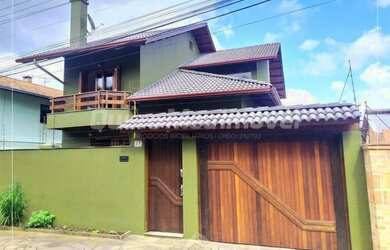 Imagem: A casa possui 3 Dormitórios, 4 Banheiros, 2 Vagas na garagem