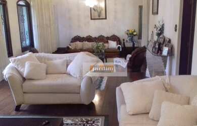 Imagem: A casa para alugar possui 4 Dormitórios, 5 Banheiros, 5 Vagas