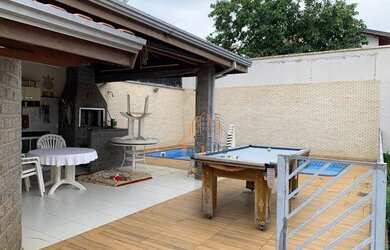 Imagem: A casa possui 3 Dormitórios, 3 Banheiros, 4 Vagas na garagem