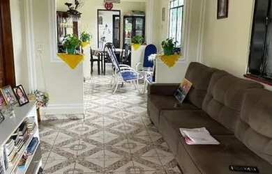 Imagem: A casa possui 3 Dormitórios, 2 Banheiros, 1 Vaga na garagem