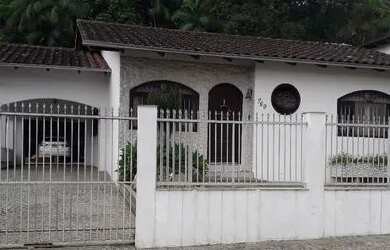 Imagem: A casa possui 3 Dormitórios, 2 Banheiros, 5 Vagas na garagem