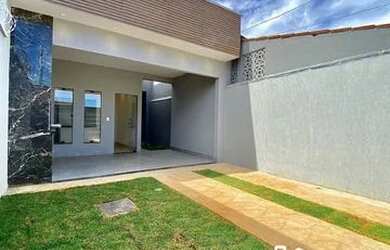 Imagem: A casa possui 2 Dormitórios, 2 Banheiros, 2 Vagas na garagem