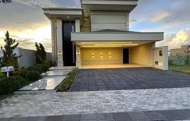 Imagem: A casa em condomínio possui 3 Dormitórios, 3 Banheiros e 290m²