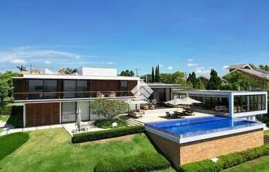 Imagem: A casa em condomínio possui 5 Dormitórios, 5 Banheiros, 5