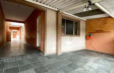 Imagem: A casa possui 4 Dormitórios, 3 Banheiros, 3 Vagas na garagem