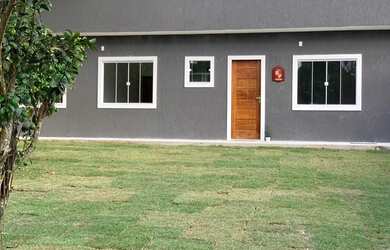 Imagem: A casa possui 2 Dormitórios, 1 Banheiro, 2 Vagas na garagem