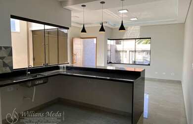 Imagem: A casa possui 3 Dormitórios, 2 Banheiros, 4 Vagas na garagem