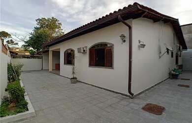 Imagem: A casa possui 3 Dormitórios, 4 Banheiros, 4 Vagas na garagem