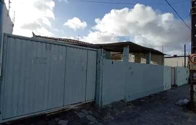 Imagem: A casa possui 4 Dormitórios, 1 Banheiro, 1 Vaga na garagem