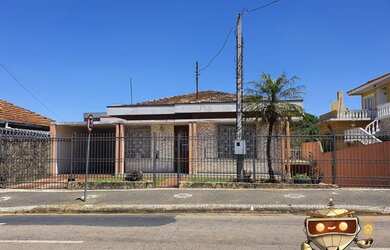 Imagem: A casa possui 3 Dormitórios, 3 Banheiros, 2 Vagas na garagem