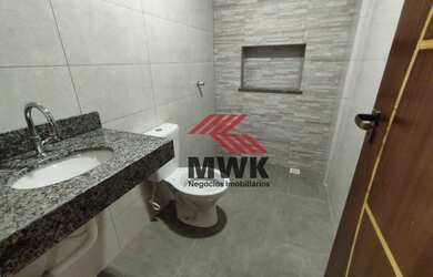 Imagem: A casa possui 3 Dormitórios, 2 Banheiros, 2 Vagas na garagem