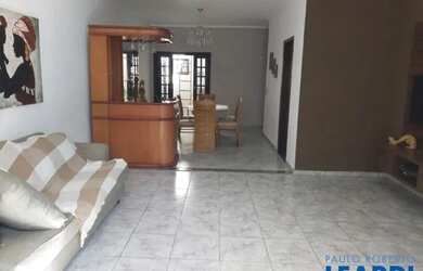 Imagem: A casa possui 3 Dormitórios, 3 Banheiros, 3 Vagas na garagem