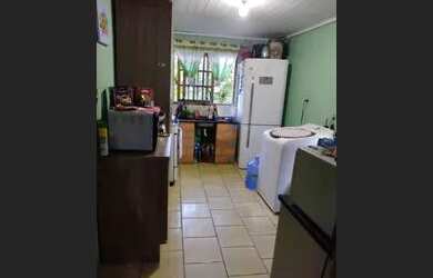 Imagem: A casa possui 2 Dormitórios, 1 Banheiro, 2 Vagas na garagem