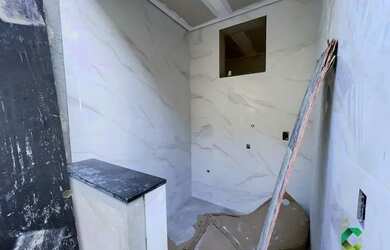 Imagem: A casa possui 3 Dormitórios, 3 Banheiros, 3 Vagas na garagem