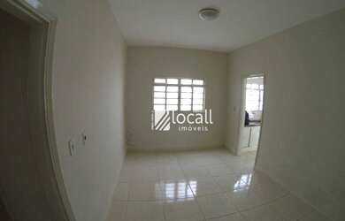 Imagem: A casa possui 3 Dormitórios, 1 Banheiro, 2 Vagas na garagem