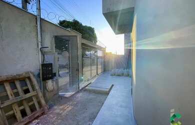 Imagem: A casa possui 3 Dormitórios, 3 Banheiros, 4 Vagas na garagem