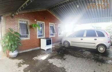 Imagem: A casa possui 3 Dormitórios, 2 Banheiros, 3 Vagas na garagem