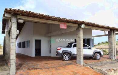 Imagem: A casa possui 3 Dormitórios, 2 Banheiros, 5 Vagas na garagem