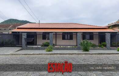 Imagem: A casa possui 4 Dormitórios, 2 Banheiros, 2 Vagas na garagem