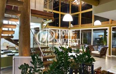 Imagem: A casa possui 4 Dormitórios, 5 Banheiros, 4 Vagas na garagem