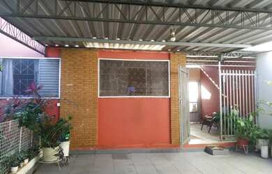 Imagem: A casa possui 3 Dormitórios, 2 Banheiros, 3 Vagas na garagem