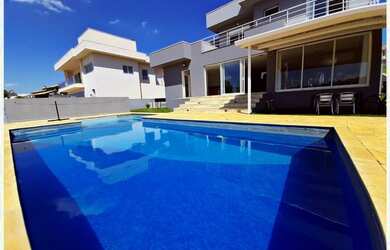 Imagem: A casa em condomínio possui 5 Dormitórios, 1 Banheiro, 2 Vagas