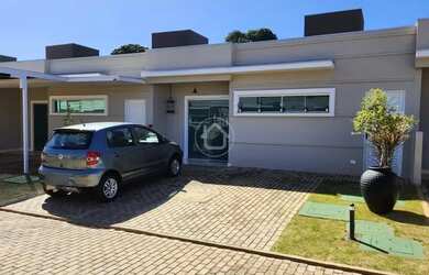 Imagem: A casa possui 3 Dormitórios, 1 Banheiro, 2 Vagas na garagem