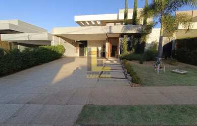 Imagem: A casa em condomínio possui 3 Dormitórios, 4 Banheiros, 4