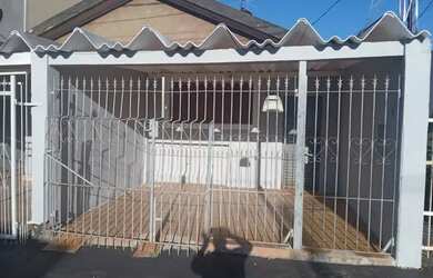 Imagem: A casa possui 2 Dormitórios, 1 Banheiro, 1 Vaga na garagem